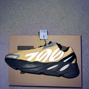 YEEZY ADIDAS 700 MNVN HONEY FLUX